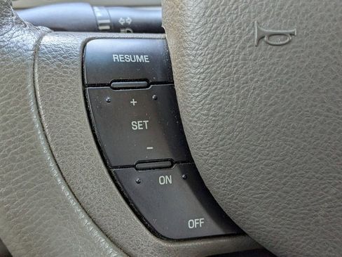 Used 2005 Lincoln Town Car Signature Limited image 23