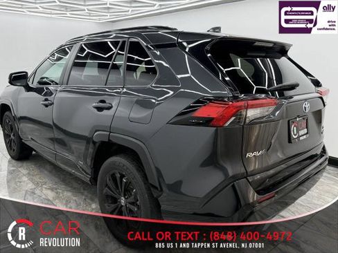 Used 2022 Toyota RAV4 SE w/ Convenience Package image 4