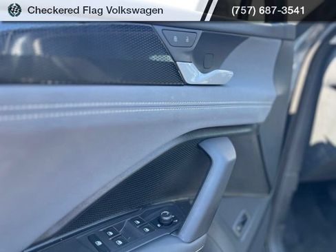 Used 2025 Volkswagen Tiguan SE FWD image 12