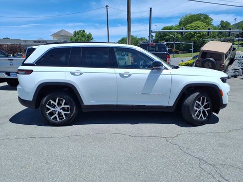 Used 2025 Jeep Grand Cherokee Limited AWD/4WD image 3