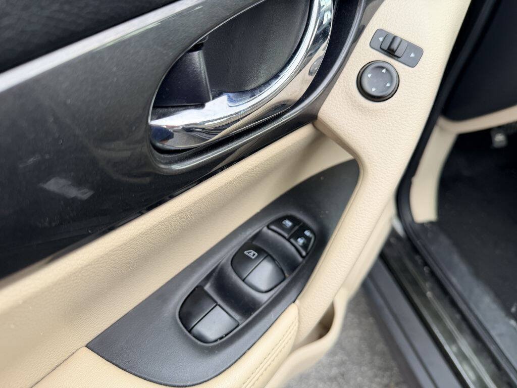 Used 2017 Nissan Rogue S AWD/4WD image 8
