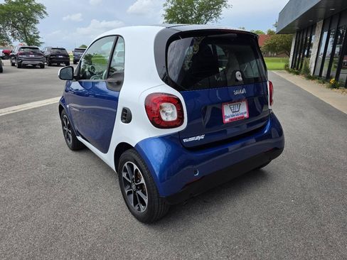 Used 2016 smart fortwo passion RWD image 8