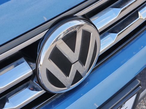 Used 2018 Volkswagen Tiguan SE w/ Panoramic Sunroof Package image 24