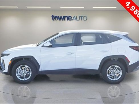 Used 2025 Hyundai Tucson SE image 2