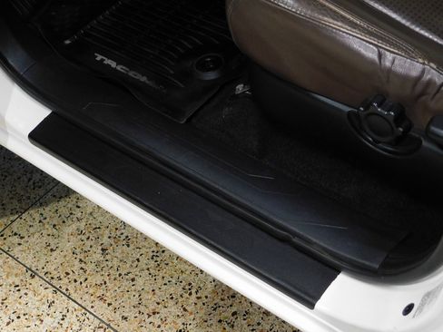 Used 2017 Toyota Tacoma Limited image 31