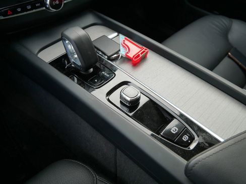 Certified 2025 Volvo XC60 B5 Plus image 18