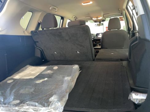 Used 2025 Nissan Rogue S AWD/4WD image 17