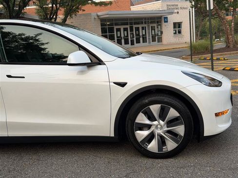 Used 2024 Tesla Model Y Long Range AWD/4WD image 6
