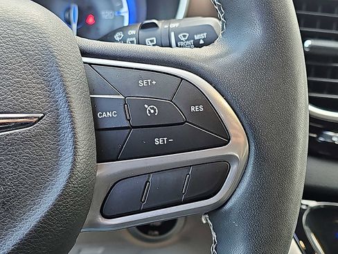 Used 2022 Chrysler Voyager LX image 24