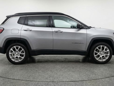 Used 2025 Jeep Compass Limited image 11