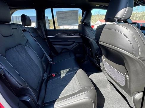 New 2026 Jeep Grand Cherokee Altitude image 21