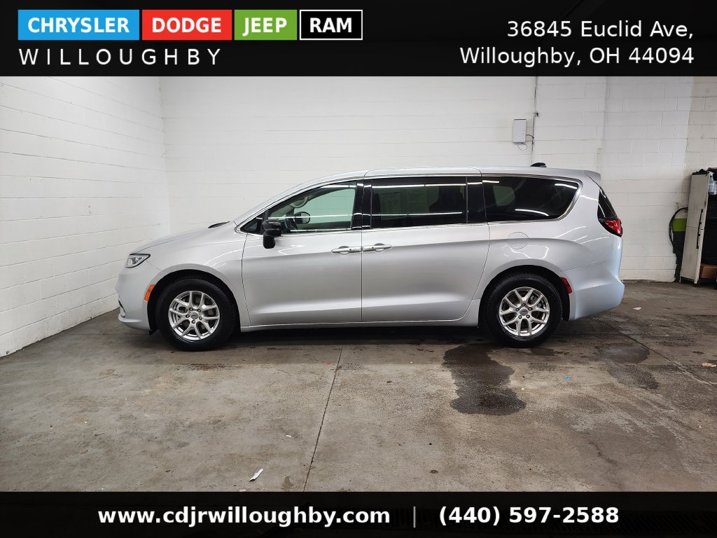 Used 2024 Chrysler Pacifica Touring-L FWD image 6