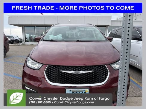 Used 2022 Chrysler Pacifica Touring-L AWD/4WD image 1