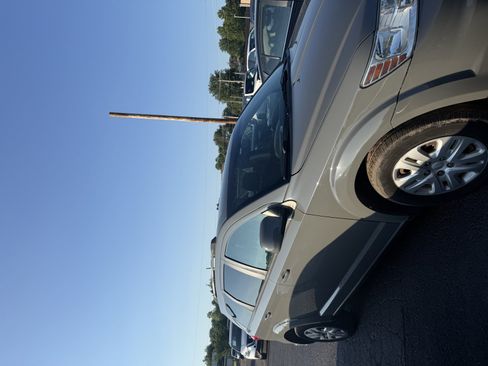 Used 2019 Dodge Journey SE FWD image 2