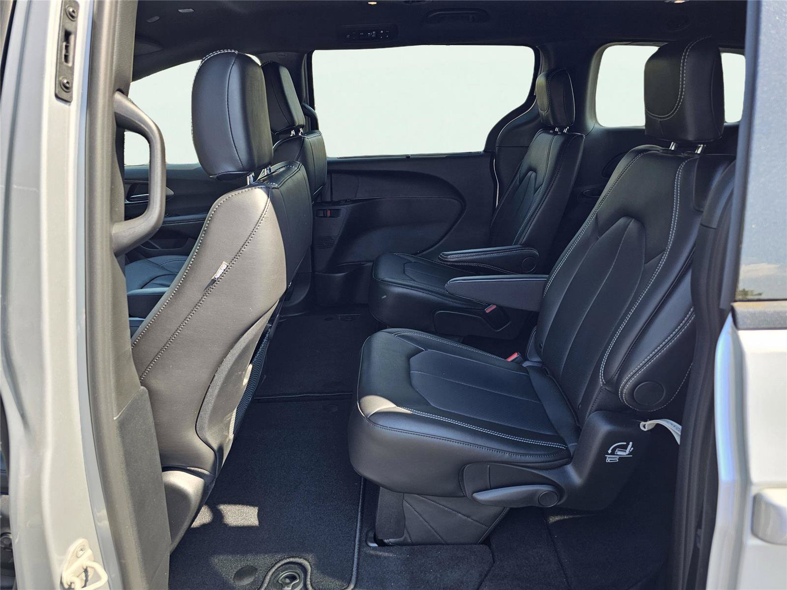 New 2026 Chrysler Pacifica Select w/ S Appearance Package FWD image 31