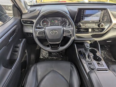 Used 2022 Toyota Highlander Limited image 23