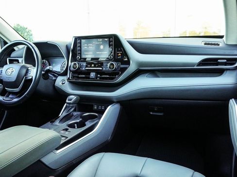 Used 2022 Toyota Highlander XLE image 14