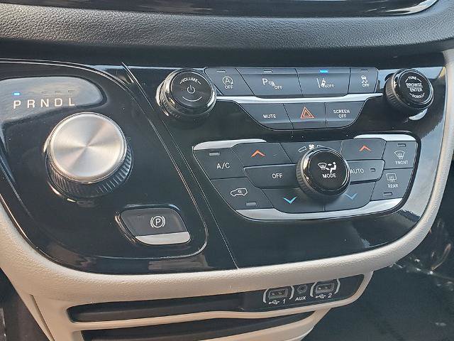 Used 2023 Chrysler Pacifica Touring-L FWD image 24