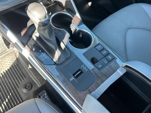 Used 2024 Toyota Highlander Platinum image 25