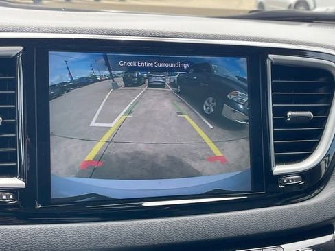 Used 2024 Chrysler Pacifica Touring-L FWD image 23
