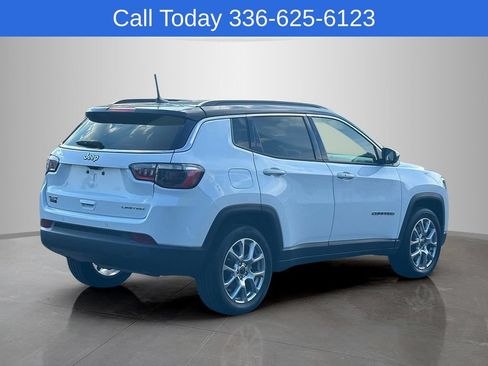 Used 2025 Jeep Compass Limited AWD/4WD image 3
