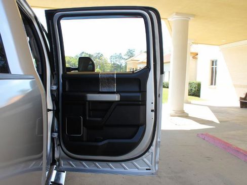 Used 2019 Ford F250 Lariat w/ Chrome Package image 30