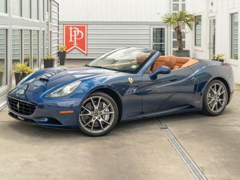 Used 2012 Ferrari California RWD image 2