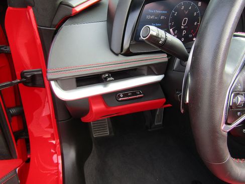 Used 2021 Chevrolet Corvette Stingray Premium Conv w/ Z51 Performance Package RWD image 15
