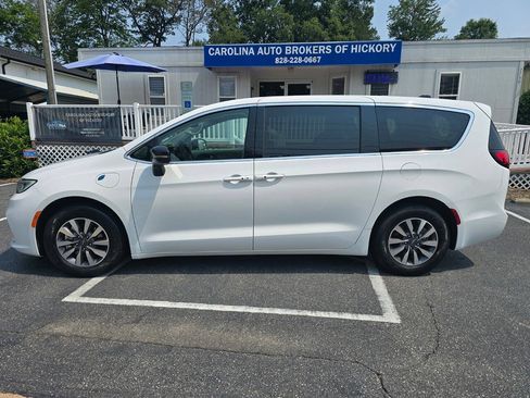 Used 2024 Chrysler Pacifica Limited FWD image 3