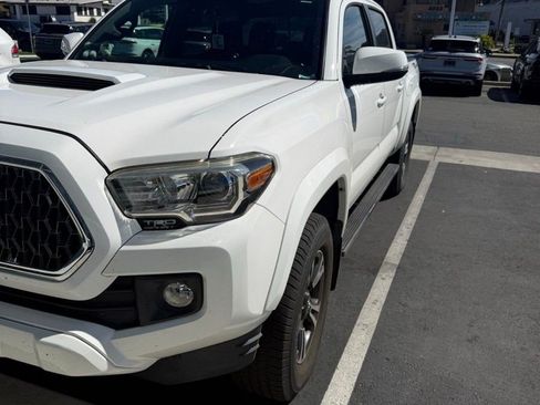 Used 2018 Toyota Tacoma TRD Sport w/ Technology Package image 3