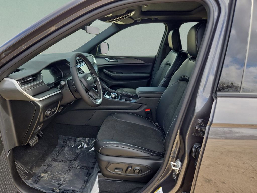New 2025 Jeep Grand Cherokee Altitude RWD image 18