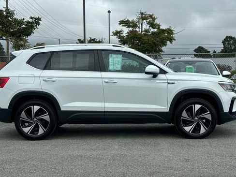 Used 2024 Volkswagen Taos SE AWD/4WD image 3