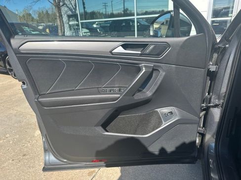 Used 2024 Volkswagen Tiguan SE w/ Panoramic Sunroof Package AWD/4WD image 16