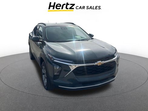 Used 2025 Chevrolet Trax LT image 1