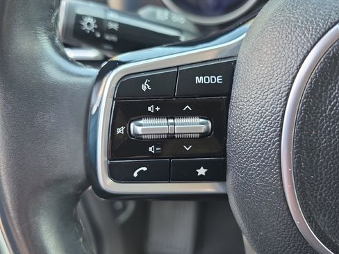 Used 2024 Kia Carnival LX FWD image 27