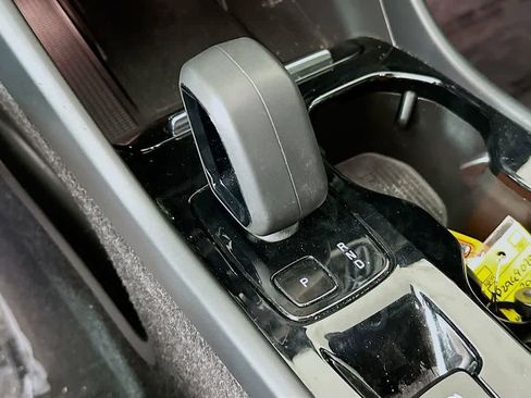 Used 2023 Volvo XC40 B5 Plus image 18