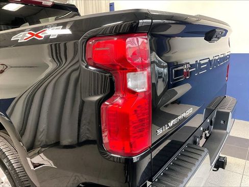 Used 2023 Chevrolet Silverado 1500 LT AWD/4WD image 34