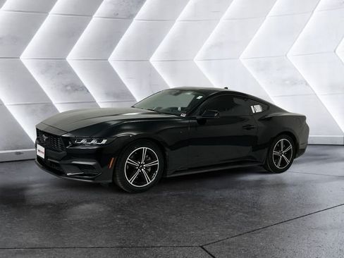 Used 2024 Ford Mustang Coupe RWD image 3