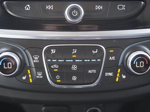 Used 2019 Chevrolet Traverse LT w/ LT Premium Package AWD/4WD image 22