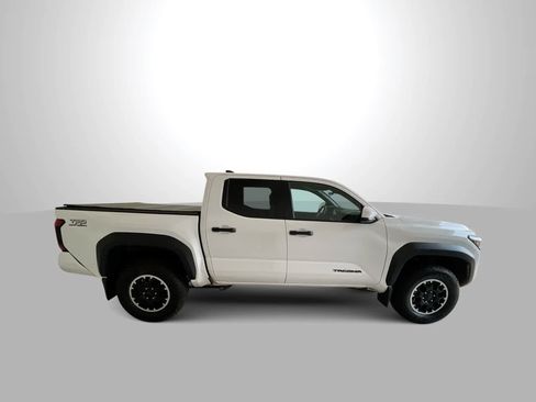 Used 2025 Toyota Tacoma TRD Off-Road AWD/4WD image 9