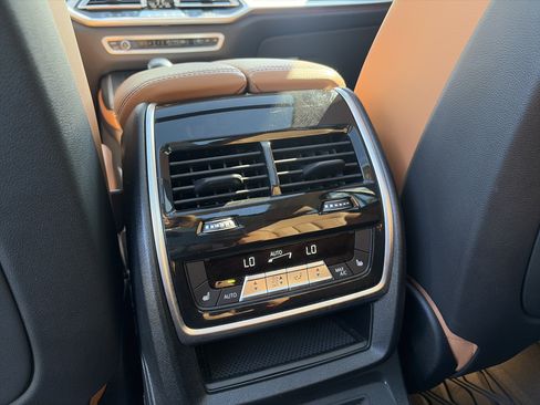 Used 2022 BMW X7 xDrive40i w/ Premium Package AWD/4WD image 28