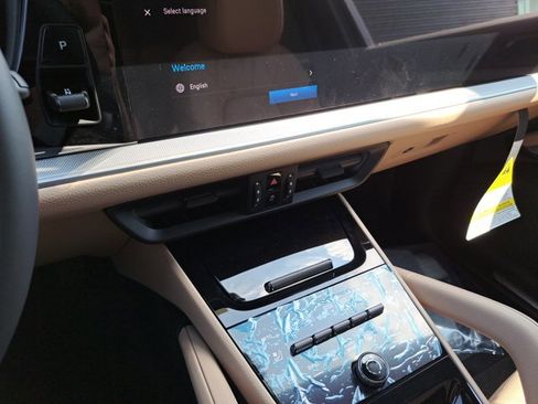 Used 2025 Porsche Cayenne image 32