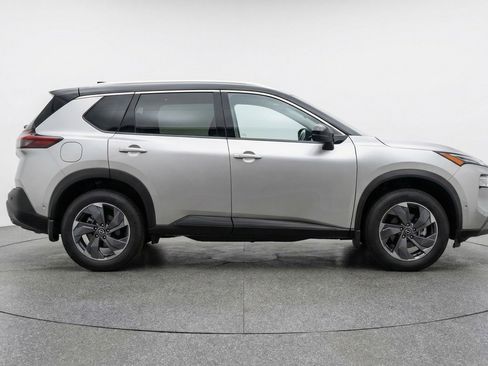Used 2025 Nissan Rogue SV image 11