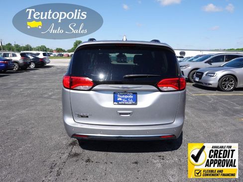 Used 2019 Chrysler Pacifica Touring-L FWD image 2