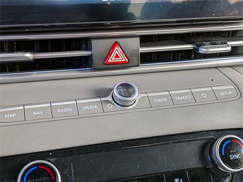 Used 2025 Hyundai Elantra SEL image 22