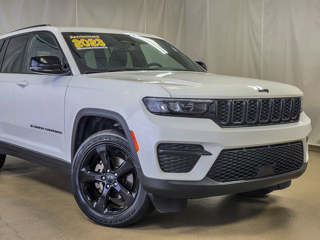 Used 2023 Jeep Grand Cherokee Altitude AWD/4WD image 3