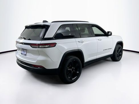 Used 2023 Jeep Grand Cherokee Altitude image 5