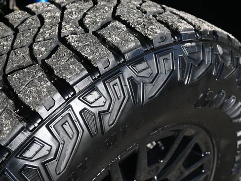 Used 2024 Chevrolet Silverado 2500 ZR2 w/ Technology Package image 30