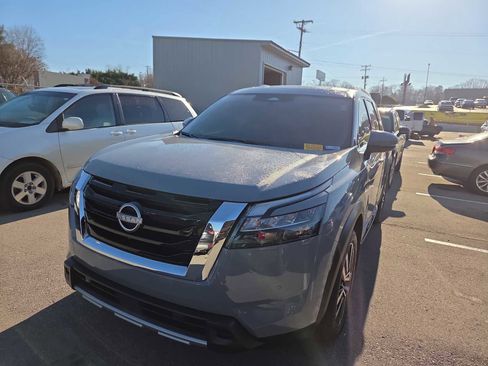 Used 2025 Nissan Pathfinder Platinum image 9
