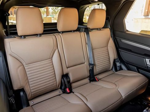 Used 2025 Land Rover Discovery Dynamic SE AWD/4WD image 23